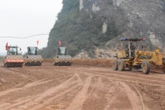 Nhà thầu thi công một dự án thành phần cao tốc Bắc-Nam giai đoạn 2017-2020. (Ảnh: Việt Hùng/Vietnam+)