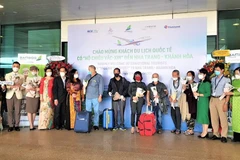 Những hành khách quốc tế đến Việt Nam trên chuyến bay của hãng hàng không Bamboo Airways. (Ảnh: CTV/Vietnam+)