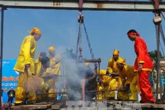 Rót đồng vào khuôn để đúc trống đồng, súng thần công và kiếm lệnh. (Ảnh: Trịnh Duy Khương/TTXVN)