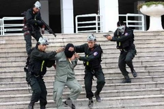 Cảnh sát đặc nhiệm khống chế bọn khủng bố trong một cuộc diễn tập khu vực phòng thủ. Ảnh minh họa. (Nguồn: Trọng Đức/TTXVN)