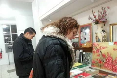 Khách hàng xem các sản phẩm bày bán tại Hội chợ. (Ảnh: Bích Hà/Vietnam+)