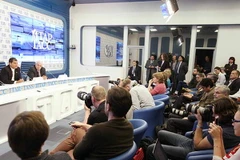 Tổng thống Correa gặp gỡ báo chí tại trụ sở hãng tin Itartass. (Nguồn: Phủ tổng thống Ecuador)