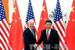 Chủ tịch nước Trung Quốc Tập Cận Bình (phải) và Phó Tổng thống Mỹ Joe Biden. (Nguồn: AFP/TTXVN