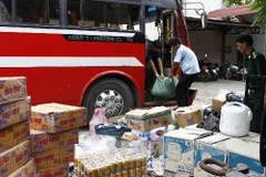 Bắt xe khách chở hàng lậu (Ảnh minh họa: TTXVN)