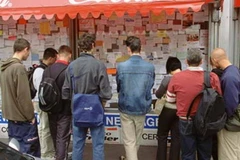 Người lao động đọc quảng cáo việc làm bên ngoài một cửa hàng ở Ba Lan. Ảnh minh họa. (Nguồn: theguardian.com)