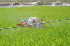 Nông dân trẻ chế tạo máy phun thuốc trừ sâu từ xa