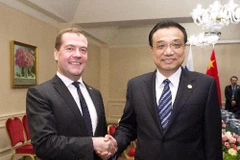 Thủ tướng Trung Quốc Lý Khắc Cường (phải) và người đồng nhiệm Nga Dmitry Medvedev bên lề Hội nghị lần thứ 12 cấp Thủ tướng các nước thành viên Tổ chức Hợp tác Thượng Hải (SCO). THX/ TTXVN