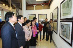 Khách tham quan Triển lãm "Bản đồ và trưng bày tư liệu Hoàng Sa, Trường Sa của Việt Nam - Những bằng chứng lịch sử”. (Nguồn: TTXVN)