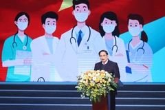 Thủ tướng Phạm Minh Chính phát biểu động viên, tôn vinh lực lượng ngành y tế. (Ảnh: Dương Giang/TTXVN)