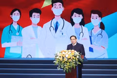 Thủ tướng Phạm Minh Chính phát biểu động viên, tôn vinh lực lượng ngành y tế. (Ảnh: Dương Giang/TTXVN)