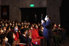 Thủ tướng Phạm Minh Chính và các đại biểu tham dự Chương trình nghệ thuật "Chiến sỹ áo trắng". (Ảnh: Dương Giang/TTXVN)
