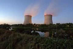 Các tháp làm mát tại nhà máy điện hạt nhân Saint-Laurent-des-Eaux ở Saint-Laurent-Nouan, miền Trung Pháp. (Ảnh: BLOOMBERG/TTXVN)