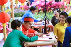 Gian cho chữ của ông đồ là điểm yêu thích của khách tham quan. (Nguồn: Vietnam+)