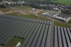 Nhà máy điện năng lượng Mặt Trời An Hảo (Tịnh Biên, An Giang) bị tố tăng giá vé tham quan trong dịp Tết Nguyên đán. (Ảnh: TTXVN phát)