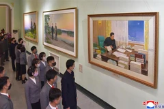 Triển lãm nghệ thuật trưng bày các tác phẩm về cuộc đời của cố lãnh đạo Kim Jong-il tại Bình Nhưỡng, Triều Tiên, ngày 15/12/2021. (Ảnh: Yonhap/TTXVN)
