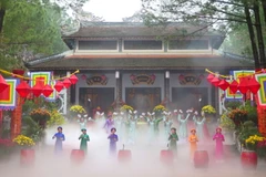 Du khách đến đền để dâng hương tưởng niệm, tri ân đức vua Phật hoàng Trần Nhân Tông và Công chúa Huyền Trân, những bậc tiền nhân đã có công lao to lớn trong việc mở mang bờ cõi đất nước. (Ảnh: Tường Vi/TTXVN)