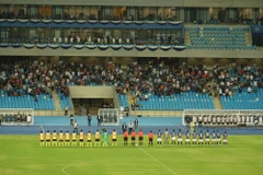 Hai đội U23 Campuchia-Brunei chuẩn bị thi đấu. (Ảnh: Trần Long/TTXVN)