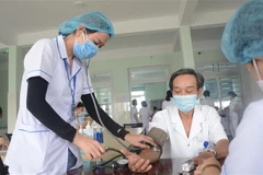 Khám sàng lọc trước khi tiêm vaccine phòng COVID-19. (Ảnh: Văn Dũng/TTXVN)