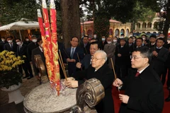 Tổng Bí thư Nguyễn Phú Trọng dâng hương tại Điện Kính Thiên- Khu di sản Hoàng thành Thăng Long. 