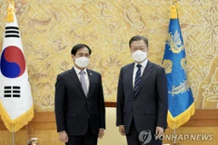 Bộ trưởng Ngoại giao Bùi Thanh Sơn hội kiến Tổng thống Hàn Quốc Moon Jae-in. (Nguồn: Yonhap)
