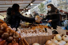 Người dân mua sắm tại một chợ ở Paris, Pháp. (Ảnh: AFP/TTXVN)