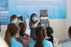 Tư vấn, khám sức khỏe sinh sản miễn phí cho nữ công nhân lao động tại Khánh Hòa. (Ảnh: Thanh Vân/TTXVN)