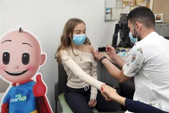 Tiêm vaccine phòng COVID-19 cho trẻ em tại Tel Aviv, Israel ngày 25/11/2021. (Ảnh: THX/TTXVN)