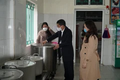 Lãnh đạo Sở Giáo dục và Đào tạo Nghệ An kiểm tra công tác chuẩn bị đón học sinh mầm non trở lại trường vào ngày 14/2 tới. (Ảnh: Bích Huệ/TTXVN)