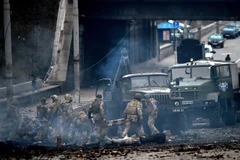 Binh sỹ Ukraine tại khu vực giao tranh với lực lượng Nga ở thủ đô Kiev, ngày 26/2. (Ảnh: AFP/TTXVN)