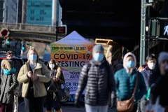 Người dân đeo khẩu trang tại một điểm xét nghiệm COVID-19 ở New York, Mỹ, ngày 4/1/2022. (Ảnh: AFP/TTXVN)