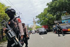 Cảnh sát phong tỏa hiện trường một vụ đánh bom bên ngoài nhà thờ ở Makassar, Nam Sulawesi, Indonesia, ngày 28/3/2021. (Ảnh minh họa: THX/TTXVN)