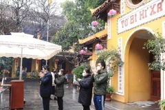 Thành tâm khấn vái cầu phúc, cầu an, cầu may mắn trong năm mới. (Ảnh: Hoàng Hiếu/TTXVN)