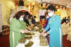 Chị em phụ nữ chuẩn bị các món ăn Việt Nam trong chương trình “Xuân Quê hương 2022” tại CH Séc. (Ảnh: Hồng Kỳ/TTXVN)