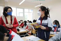 Học sinh trường THCS Ngọc Lâm (quận Long Biên) đi học trở lại trong sáng 8/2. (Ảnh: Thanh Tùng/TTXVN)