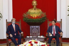 Ông Trần Tuấn Anh, Ủy viên Bộ Chính trị, Trưởng Ban Kinh tế Trung ương tiếp đặc phái viên của Tổng thống Mỹ John Kerry. (Ảnh: Phương Hoa/TTXVN)