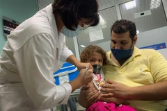 Một em nhỏ 3 tuổi được tiêm vaccine ngừa COVID-19 tại La Habana, Cuba. (Ảnh: AFP/TTXVN)