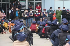 Đại diện Liên đoàn Lao động Thành phố Vinh, Công đoàn Công ty TNHH Em-Tech giải đáp những thắc mắc cho công nhân chiều ngày 15/2. (Ảnh: Bích Huệ/TTXVN)