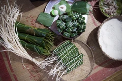 Nguyên liệu và vật liệu để làm ra những chiếc bánh ống, bánh chưng của người Mường Hòa Bình. (Ảnh: Trọng Đạt/TTXVN)