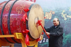 Chủ tịch nước Nguyễn Xuân Phúc đánh trống phát động Tết trồng cây tại Phú Thọ. (Ảnh: Thống Nhất/TTXVN)