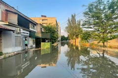 Ngập lụt tại thành phố Kherson, miền Nam Ukraine, sau khi đập thủy điện Kakhovka bị vỡ. (Ảnh: Kyodo/TTXVN)