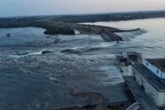 Ngày 6/6, đập thủy điện Kakhovka trên sông Dnipro ở Kherson, miền Nam Ukraine, bị vỡ sau một vụ nổ khiến nhiều hộ gia đình phải sơ tán. Quan chức tỉnh Kherson cho biết mức độ thiệt hại tại Nhà máy thủy điện Kakhovka là "rất nghiêm trọng." (Ảnh: AFP/TTXVN)