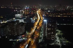 Trên tuyến đường Võ Chí Công, Hà Nội, hệ thống điện chiếu sáng cắt giảm 50% ngay từ đầu giờ vận hành, tắt hàng đèn ở dải giữa sau 23 giờ. (Ảnh: Huy Hùng/TTXVN)