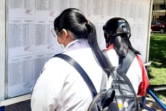 Thí sinh dự thi tại Ban coi thi Trường THPT Kon Tum kiểm tra thông tin trước khi vào học quy chế thi. (Nguồn: Sở Giáo dục và Đào tạo tỉnh Kon Tum)