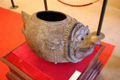 Cổ vật "Đỉnh cá thần" được trưng bày tại Triển lãm. (Ảnh: Trần Lê Lâm/TTXVN)