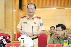 Thiếu tướng Lê Xuân Đức, Phó Cục trưởng Cục Cảnh sát Giao thông trả lời câu hỏi của các phóng viên. (Ảnh: Phạm Kiên/TTXVN)