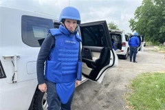 Tổng giám đốc IAEA Rafael Grossi trên đường đến nhà máy điện hạt nhân Zaporozhia ở Ukraine. (Ảnh: AFP/TTXVN)