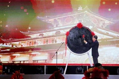 Ông Lâm Quang Thi, Bí thư Thành ủy, Chủ tịch Ủy ban Nhân dân thành phố Châu Đốc, thực hiện nghi thức đánh trống khai hội cấp quốc gia Vía Bà Chúa Xứ núi Sam năm 2023. (Ảnh: Công Mạo/TTXVN)