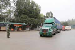 Điều tiết xe từ cổng kiểm soát bên ngoài khu vực Cửa khẩu Quốc tế Hữu Nghị. (Ảnh: Anh Tuấn/TTXVN)