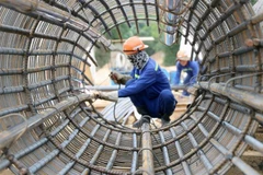 Công nhân làm việc tại công trường thi công cầu Kỳ Lộ (huyện Tuy An, tỉnh Phú Yên) trên cao tốc Bắc-Nam. (Ảnh: Xuân Triệu/TTXVN)