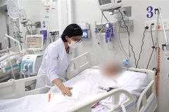 Bác sỹ Bệnh viện Chợ Rẫy đang điều trị tích cực cho nạn nhân ngộ độc nấm rừng tại Tây Ninh. (Ảnh: TTXVN phát)